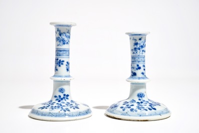 Deux petits bougeoirs en porcelaine de Chine bleu et blanc, Kangxi