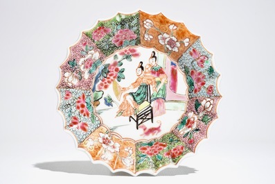 Une tasse et soucoupe polylob&eacute;e en porcelaine de Chine famille rose, Yongzheng