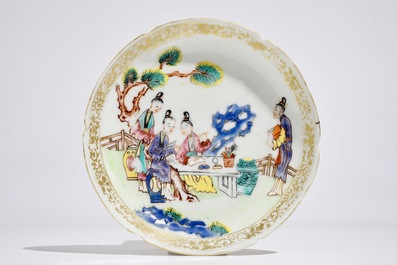 Een Chinese famille rose kop en schotel met mandarijns decor, Qianlong