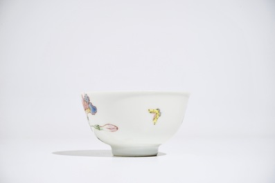 Une tasse et soucoupe en porcelaine de Chine famille rose, Yongzheng