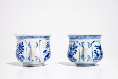 Deux br&ucirc;le-parfums en porcelaine de Chine bleu et blanc, Kangxi