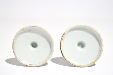 Deux petits bougeoirs en porcelaine de Chine bleu et blanc, Kangxi