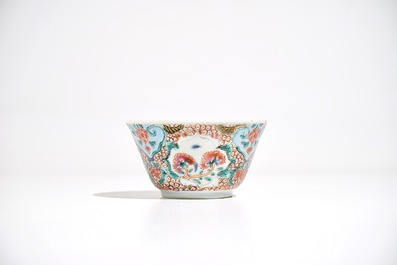 Une tasse et soucoupe en porcelaine de Chine famille rose, Yongzheng