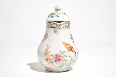Une verseuse couverte en porcelaine de Chine famille rose, Yongzheng