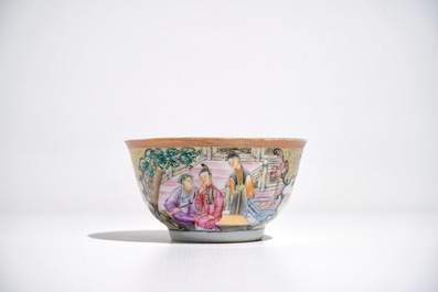 Een Chinese famille rose kop en schotel met mandarijns decor, Qianlong