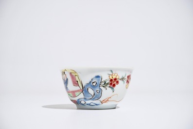 Une tasse et soucoupe en porcelaine de Chine famille rose, Yongzheng