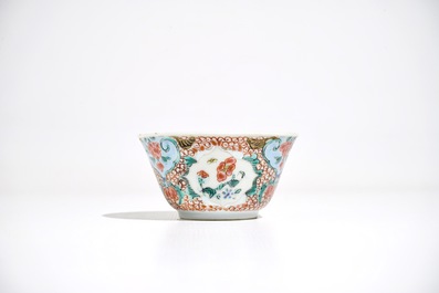 Une tasse et soucoupe en porcelaine de Chine famille rose, Yongzheng
