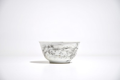 Une tasse et soucoupe en porcelaine de Chine grisaille, Yongzheng
