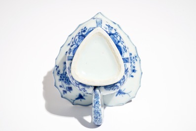Un crachoir en forme de coeur en porcelaine de Chine bleu et blanc, Kangxi