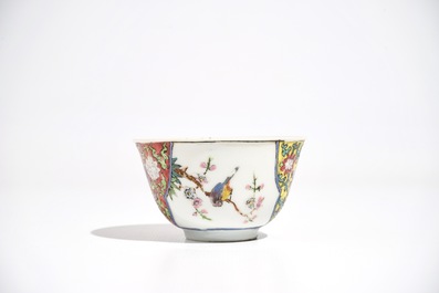 Une tasse et soucoupe en porcelaine de Chine famille rose, Yongzheng/Qianlong