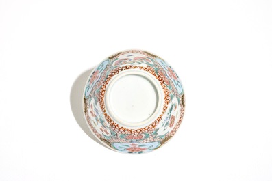 Une tasse et soucoupe en porcelaine de Chine famille rose, Yongzheng