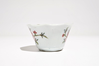 Une tasse et soucoupe en porcelaine de Chine famille rose &agrave; d&eacute;cor floral, Yongzheng/Qianlong