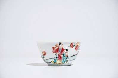 Une tasse et soucoupe en porcelaine de Chine famille rose, Yongzheng