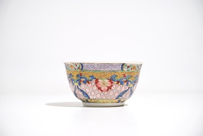 Une tasse et soucoupe en porcelaine de Chine famille rose &agrave; d&eacute;cor d'un chat, Yongzheng