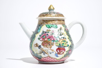 Une th&eacute;i&egrave;re en porcelaine de Chine famille rose, Yongzheng