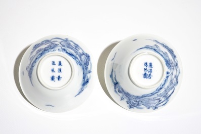 Une paire de tasses &agrave; vin en porcelaine de Chine bleu et blanc, Yongzheng