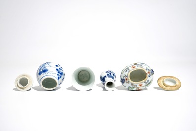 Vier Chinese blauwwitte en famille verte miniatuurvaasjes, Kangxi en later