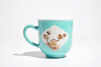 Une tasse et soucoupe en porcelaine de Chine &agrave; fond turquoise, Qianlong
