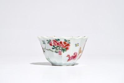 Une tasse et soucoupe polylob&eacute;e en porcelaine de Chine famille rose, Yongzheng