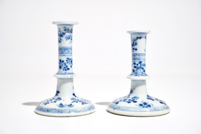Twee kleine Chinese blauwwitte kandelaars, Kangxi