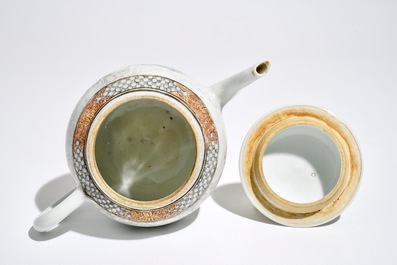 Une th&eacute;i&egrave;re couverte en porcelaine de Chine grisaille, Yongzheng