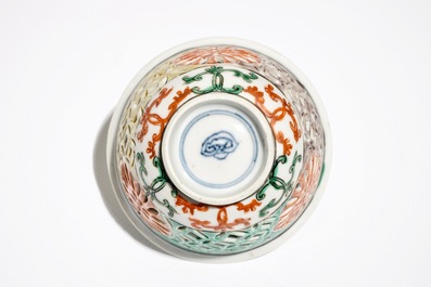Un bol &agrave; th&eacute; en porcelaine de Chine famille verte &agrave; double panse et ajour&eacute;, Kangxi