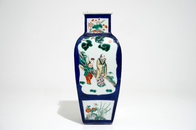 Een Chinese vaas met famille verte decor op blauwe fondkleur, 19e eeuw