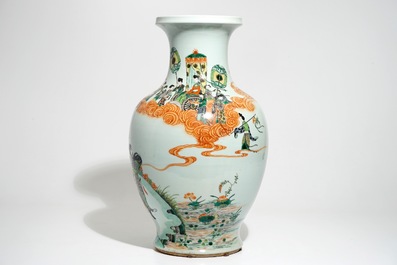 Un grand vase en porcelaine de Chine famille verte aux immortels, 19&egrave;me