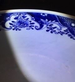 Un grand bol en porcelaine de Chine bleu et blanc &agrave; d&eacute;cor d'oiseaux parmi fleurs, Qianlong