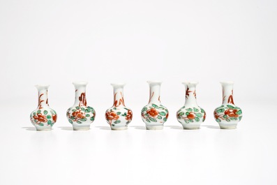 Six vases miniatures en porcelaine de Chine famille verte, Kangxi