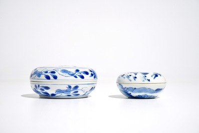 Twee ronde Chinese blauwwitte dekseldoosjes voor zegelpasta, Kangxi