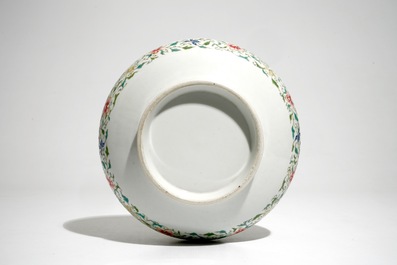 Un vase en porcelaine de Chine famille rose &agrave; d&eacute;cor des huit immortels, 20&egrave;me