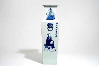 Un vase de forme carr&eacute; en porcelaine de Chine bleu et blanc &agrave; d&eacute;cor Wu Shuang Pu, 19th C.