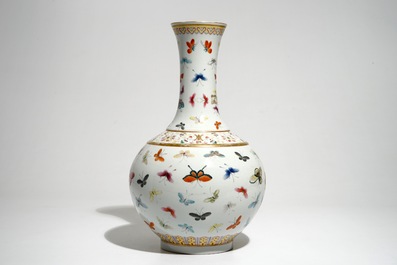 Un vase de forme bouteille en porcelaine de Chine famille rose, marque de Guangxu, 20&egrave;me