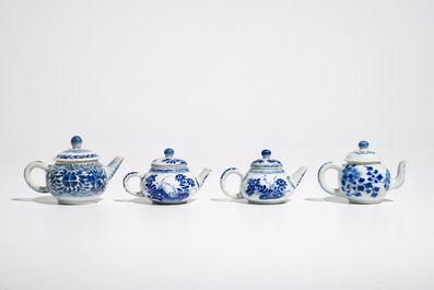 Vier Chinese blauwwitte miniatuur theepotjes met deksels, Kangxi