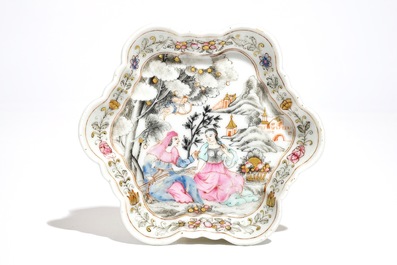 Une th&eacute;i&egrave;re sur pr&eacute;sentoir en porcelaine de Chine famille rose, Qianlong
