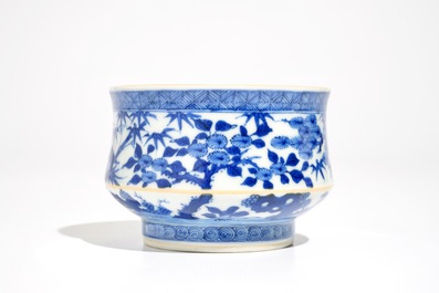 Un br&ucirc;le-parfum en porcelaine de Chine bleu et blanc, 19/20&egrave;me