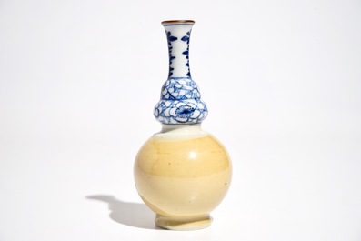 Un vase de forme double gourde en porcelaine de Chine bleu et blanc sur caf&eacute; au lait, Kangxi