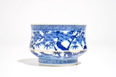 Un br&ucirc;le-parfum en porcelaine de Chine bleu et blanc, 19/20&egrave;me