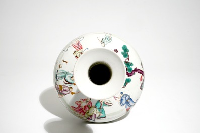 Un vase en porcelaine de Chine famille rose &agrave; d&eacute;cor des huit immortels, 20&egrave;me