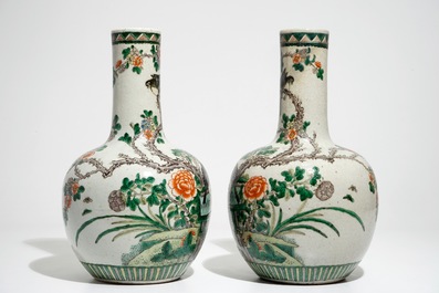 Een paar Chinese famille verte flesvormige vazen, 19e eeuw.