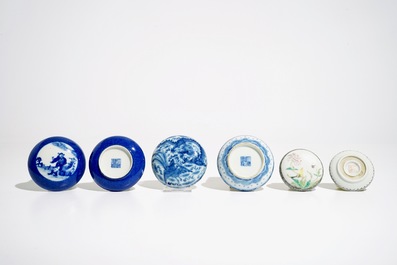 Three Chinese blue and white and famille rose circular boxes and covers, 19/20th C.