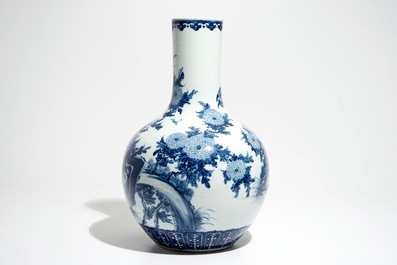 Een Chinese blauwwitte flesvormige vaas, 20e eeuw