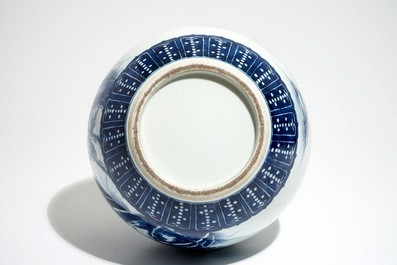 Un vase de forme tianqiu ping en porcelaine de Chine bleu et blanc, 20&egrave;me