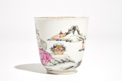 Une tasse et soucoupe en porcelaine de Chine famille rose, Qianlong