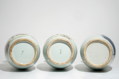 Une paire de vases en porcelaine de Chine famille rose et quatre au fond c&eacute;ladon, 19/20&egrave;me
