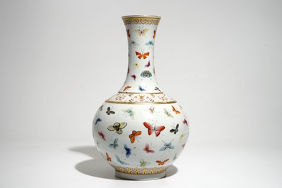 Een Chinese famille rose flesvormige vaas met vlinders, Guangxu merk, 20e eeuw