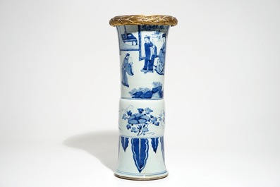 Un vase de forme gu en porcelaine de Chine bleu et blanc mont&eacute; en bronze, Kangxi