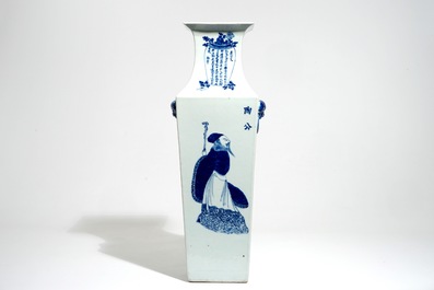 Un vase de forme carr&eacute; en porcelaine de Chine bleu et blanc &agrave; d&eacute;cor Wu Shuang Pu, 19th C.