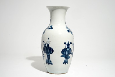 Een Chinese blauwwitte vaas met decor van wierookbranders en meubilair, 19/20e eeuw